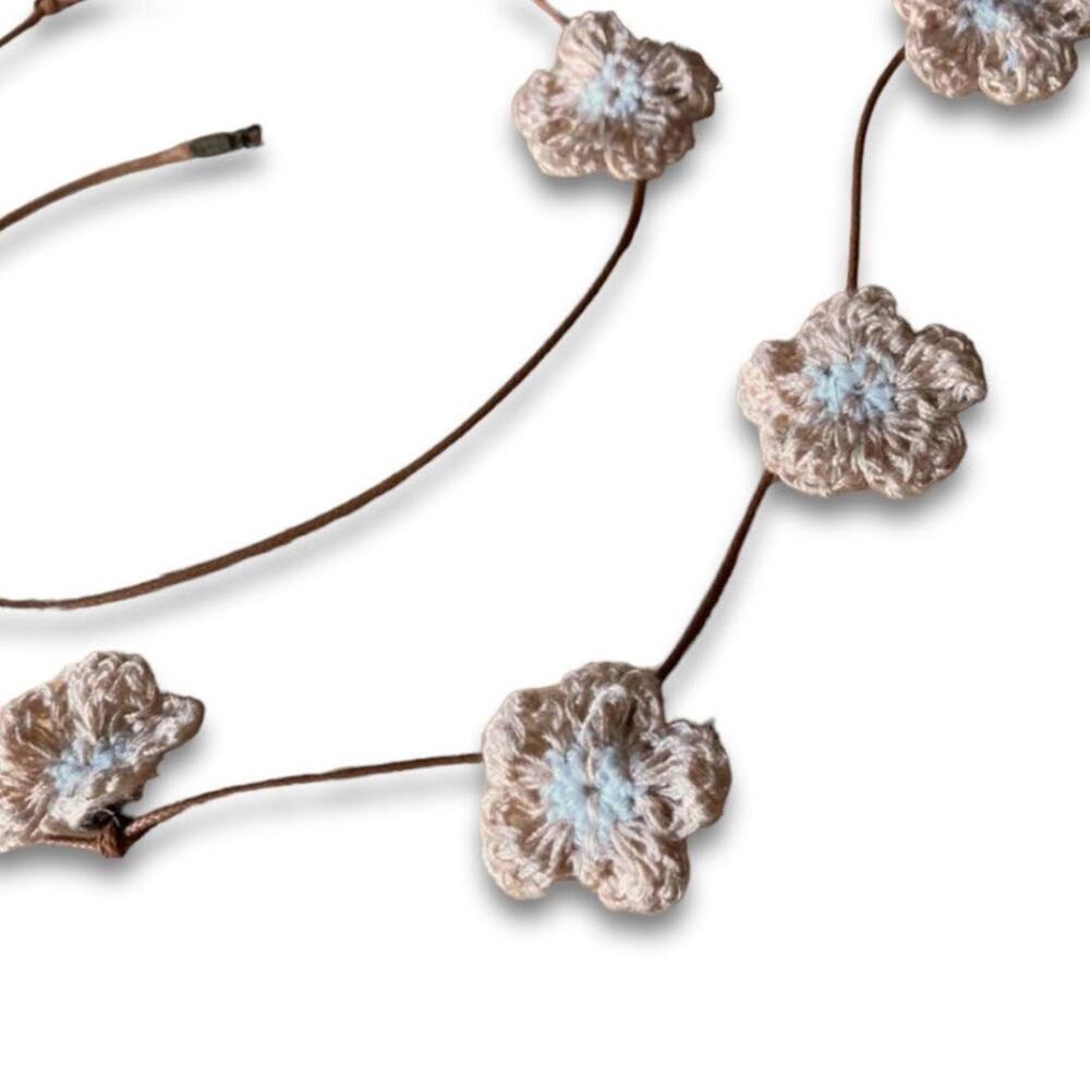 American Eagle crocheted flowers necklace